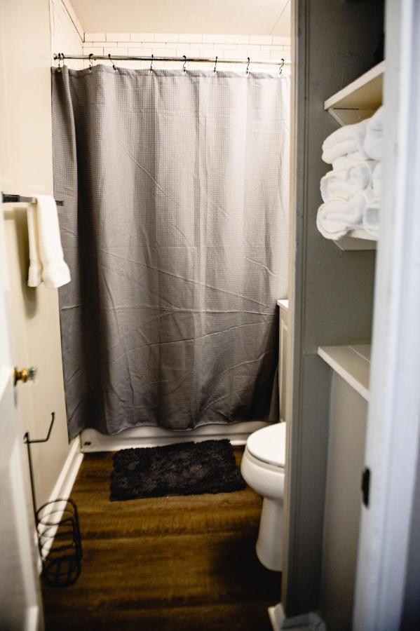Urban Cottage: Homey & Convenient Huntington Esterno foto